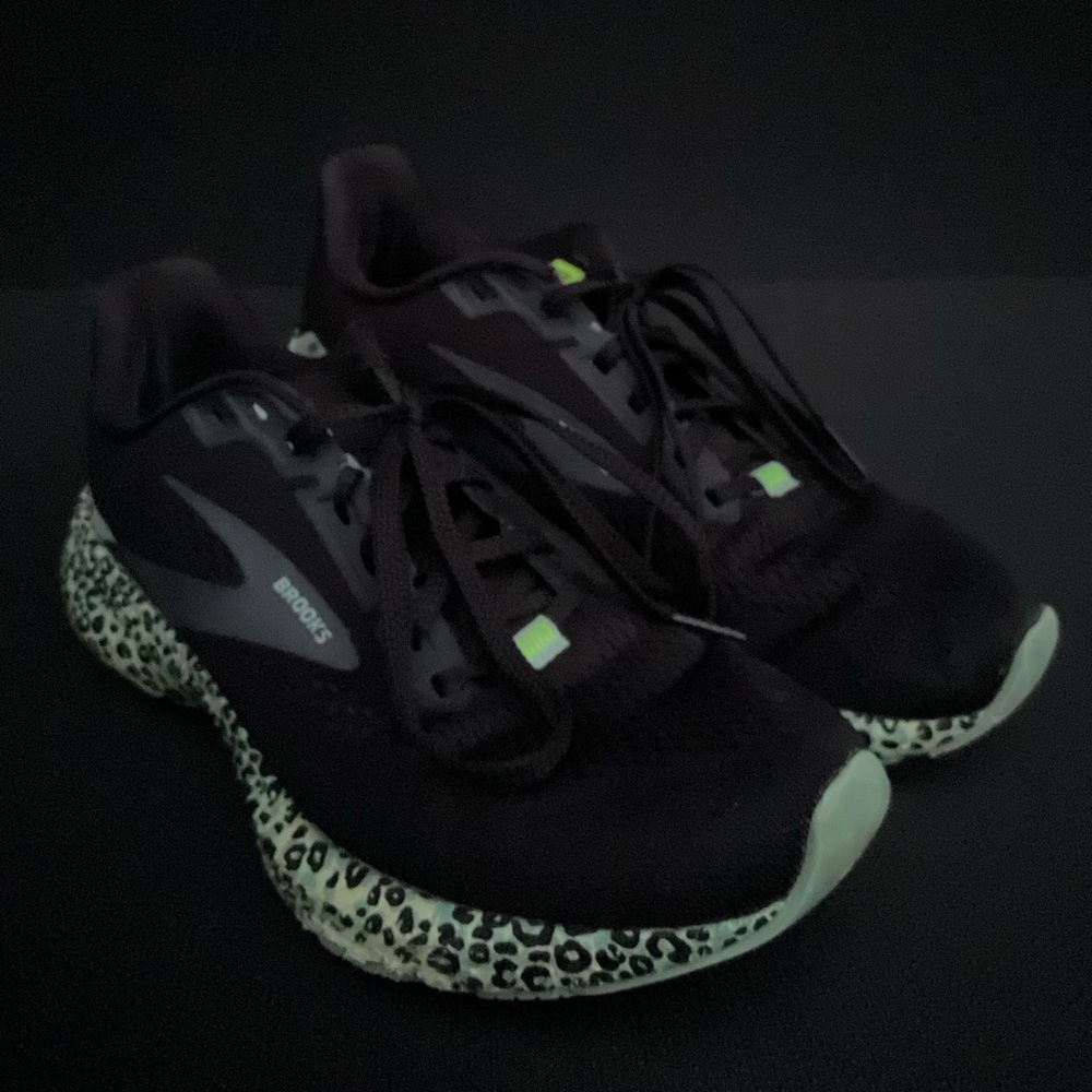 Brooks Launch 8 Black and Lime green  Leopard Print Sneakers
Women size 9 - Picture 2 of 10